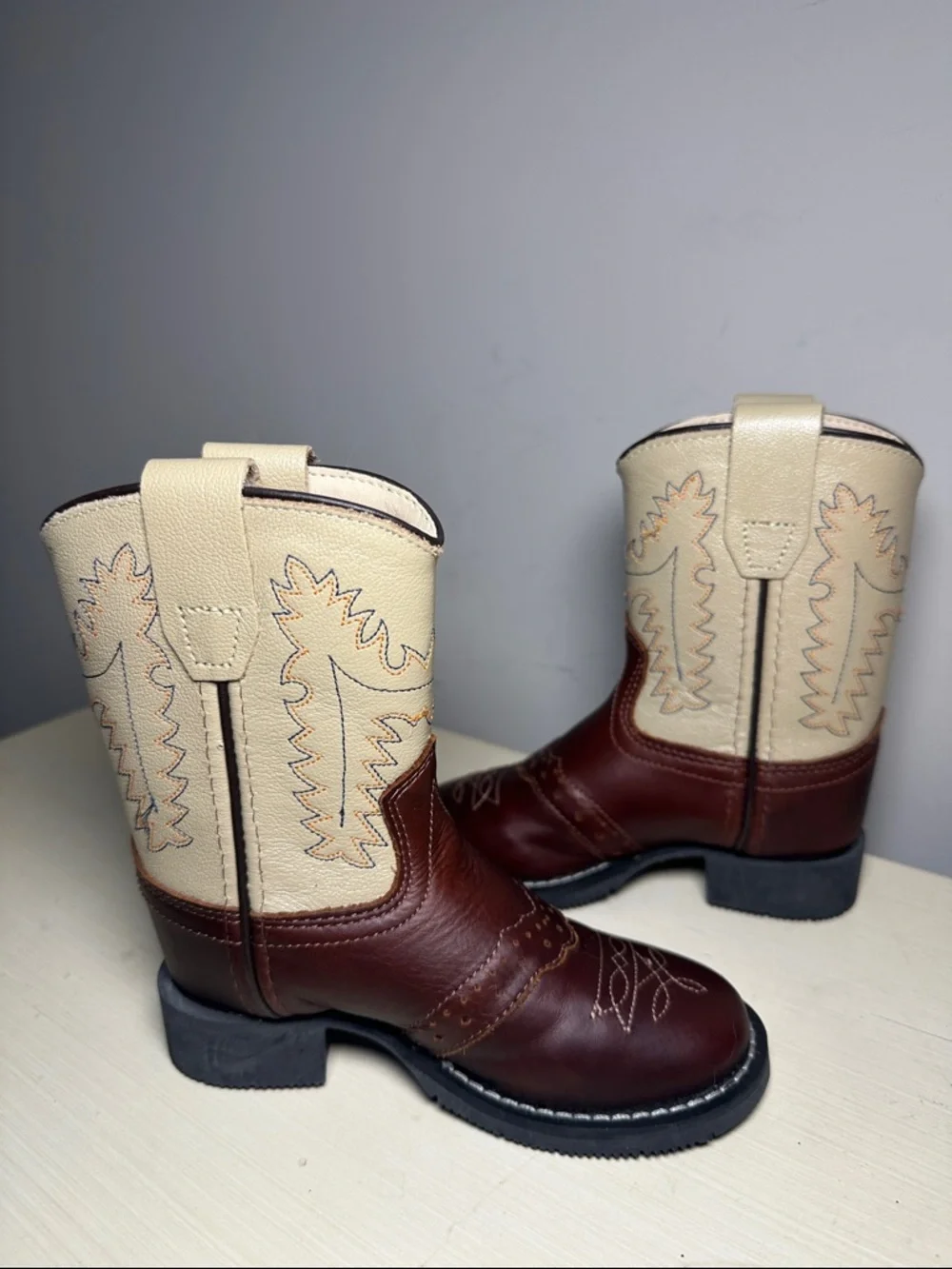 Cody James Old West Two-Tone Cowboy Boot Detail in Cream and Brown